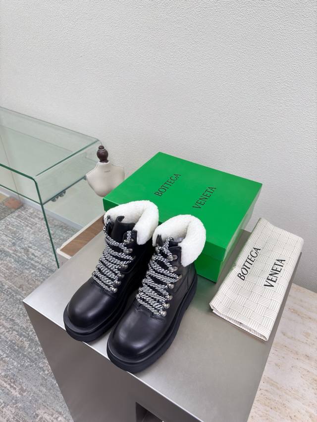 羊毛款 登山靴 Bottega Venet* 经典双层厚底设计 原版一比一做法 一致五金 黑色 小牛皮 当今流行的又一趋势 天花板啦 双色百搭 精致平底 包裹面