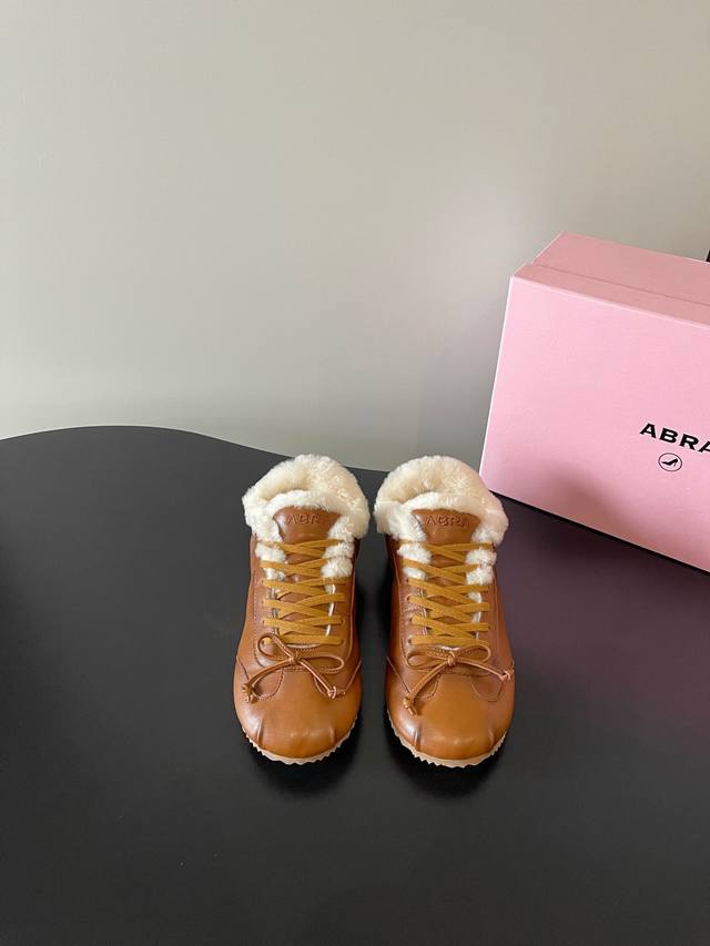 毛里 皮里 Abra最新芭蕾舞羊毛德训鞋强势上新啦！ 这双鞋简直是时尚与舒适的天作之合~将芭蕾舞鞋的优雅、德训鞋的随性，还有羊毛的温暖感完美糅合。不管是麂皮的质