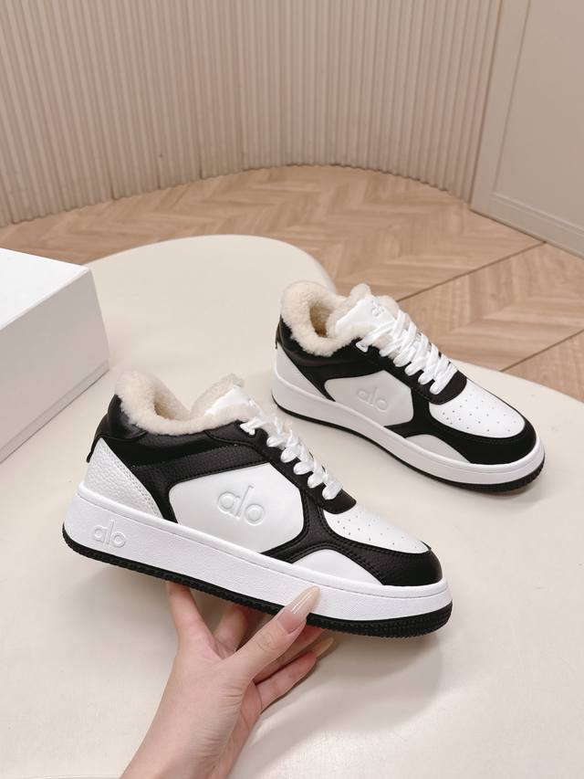 出 羊毛款 Alo小众潮牌 拼色小白鞋厚底舒适休闲鞋 上脚超级百搭！而且超级舒适！是厚底款但是上脚一点都不沉重！非常轻便！套上袜套搭配更好看！而且还是明星同款推