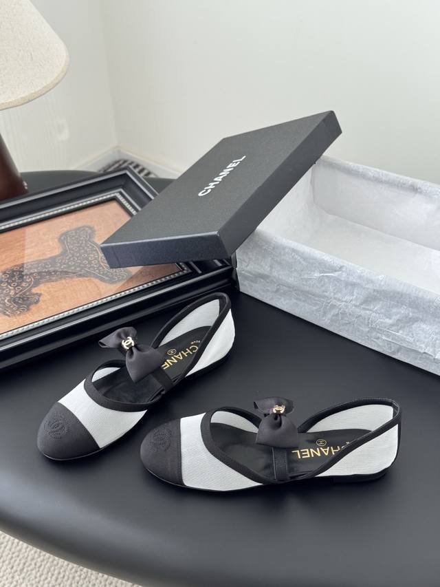 代购级 Chanel 小香25新品蝴蝶结单鞋 无论搭配裤装还是裙装都是完美 小方头的设计很好的修饰脚型 小仙女们必备！ 内里顶级混种羊皮 意大利进口牛皮大底 码