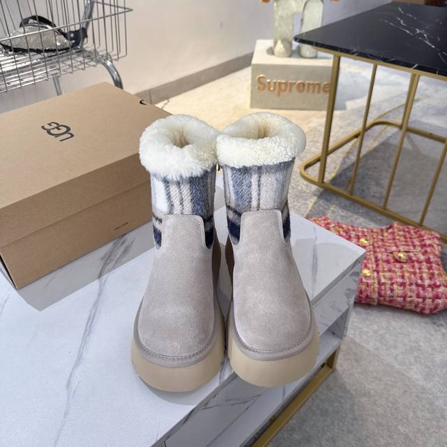 出厂高邦 Ul最新款秋冬雪地靴上新啦！ Ugg阿尔派系列毛毛鞋 短靴 舒适轻便 翻毛搭配装饰缝线 独特的配色格子 即经典又时尚 让你在人群中轻松脱颖而出 码数3
