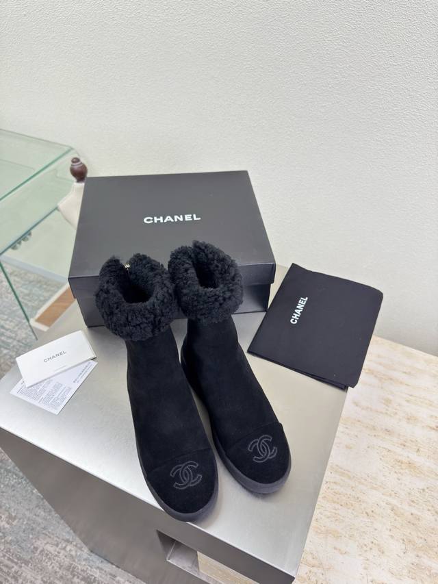 厚底羊毛里短靴 拼色材质 羊毛里拖鞋 小香 质优价优 刺绣 Logo 加持 舒适有范 黑色牛反绒皮 质感满满 奶油风格 经典圆头厚底设计 超舒适 Logo清晰可