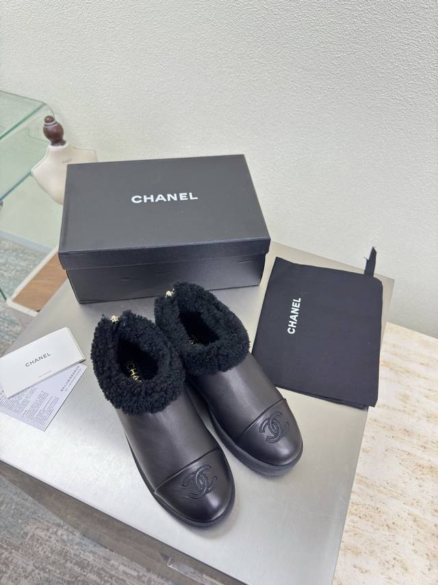 厚底羊毛深口鞋 拼色材质 羊毛里拖鞋 小香 质优价优 刺绣 Logo 加持 舒适有范 黑色小羊皮 质感满满 奶油风格 经典圆头厚底设计 超舒适 Logo清晰可见