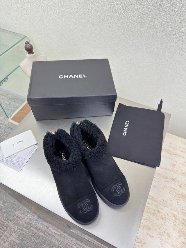 厚底羊毛深口鞋 拼色材质 羊毛里拖鞋 小香 质优价优 刺绣 Logo 加持 舒适有范 黑色牛反绒皮 质感满满 奶油风格 经典圆头厚底设计 超舒适 Logo清晰可