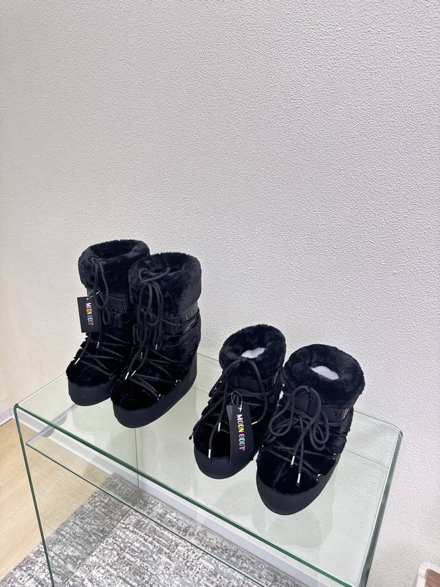 Moon Boot 月亮靴 黑毛配黑皮 款 厂价p 王鹤棣虞书欣也在穿的单品 是谁在秋天就开始期待滑雪了 解锁王鹤棣虞书欣等 一众明星都在穿的滑雪必入单品 Mo