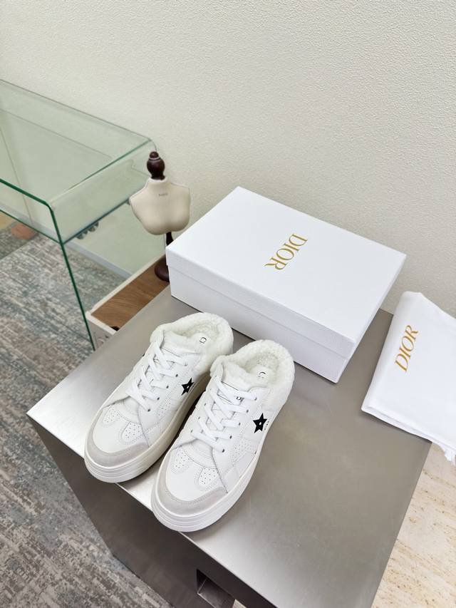 厚底 羊毛半拖 Dior 薄底 运动鞋 原版一致 白色黑字Logo 搭配白色大底 头层牛皮 质感满满 小牛皮 鞋型升级到极致脚感 超级美 今年必不可少的时尚单品
