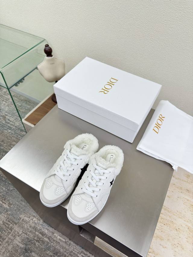 薄底 羊毛半拖 Dior 薄底 运动鞋 原版一致 白面黑字Logo 搭配白色大底 头层牛皮 质感满满 小牛皮 鞋型升级到极致脚感 超级美 今年必不可少的时尚单品