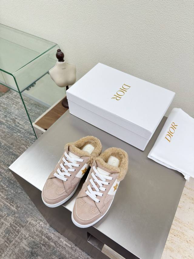 薄底 羊毛半拖 Dior 薄底 运动鞋 原版一致 杏粉色 搭配白色大底 头层牛反绒皮 质感满满 小牛皮 鞋型升级到极致脚感 超级美 今年必不可少的时尚单品 D-