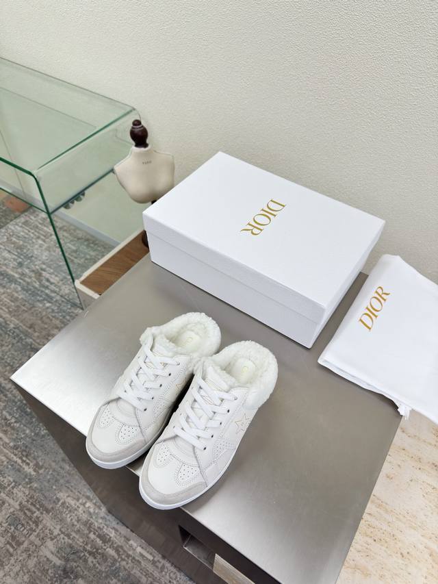 薄底 羊毛半拖 Dior 薄底 运动鞋 原版一致 白色 搭配白色大底 头层牛皮 质感满满 小牛皮 鞋型升级到极致脚感 超级美 今年必不可少的时尚单品 D-Dol