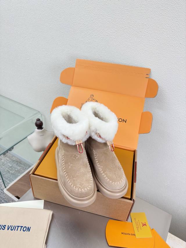 羊毛里 雪地靴 印花Logo 手工缝制 高丝光牛反绒皮 进口羊羔毛拖鞋 L驴超高性价比 包装 高品质 无瑕疵 3种配色 杏色 Logo Lv 打造 使得 Lv