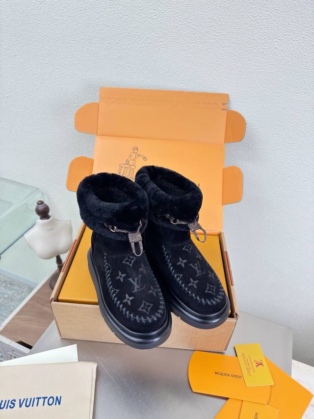 羊毛里 雪地靴 印花Logo 手工缝制 高丝光牛反绒皮 进口羊羔毛拖鞋 L驴超高性价比 包装 高品质 无瑕疵 3种配色 黑色Logo Lv 打造 使得 Lv 仍