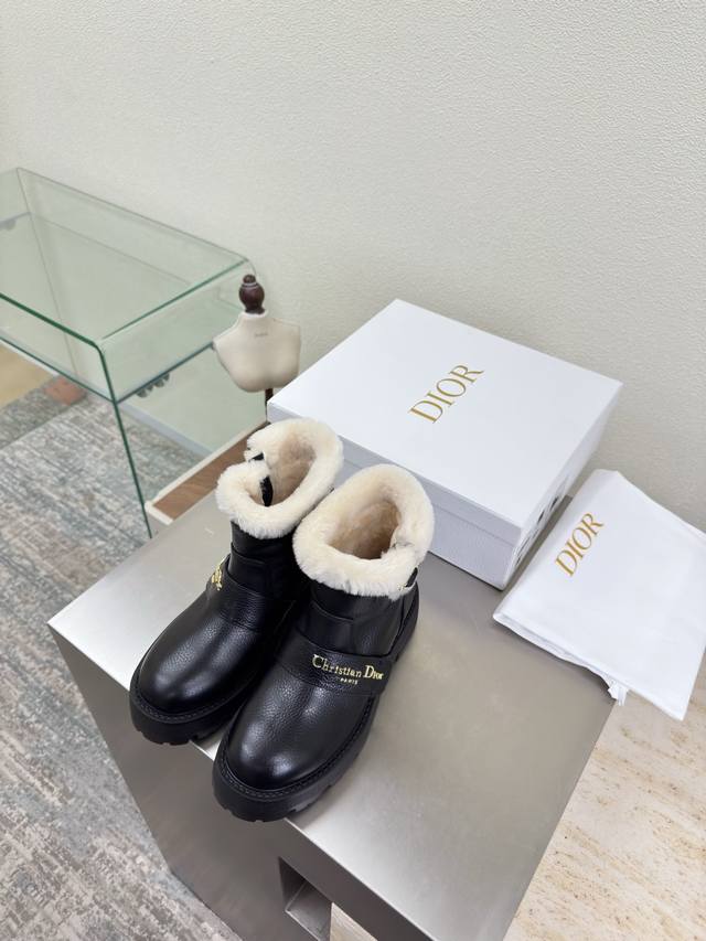 一脚蹬 羊毛短靴 Dior 原版一致 摔纹牛皮 黑色 搭配黑色大底 头层牛皮 质感满满 小牛皮 鞋型升级到极致脚感 超级美 今年必不可少的时尚单品 D-Doll