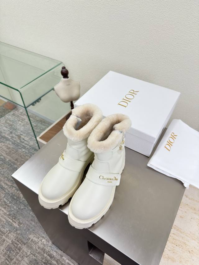 一脚蹬 羊毛短靴 Dior 原版一致 白色 搭配白色大底 头层牛皮 质感满满 小牛皮 鞋型升级到极致脚感 超级美 今年必不可少的时尚单品 D-Doll系列经典珍