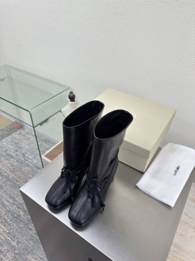 一脚蹬 中跟 易搭配 Unfolio精品 短靴 小众设计师25发布会新款 黑色 面料选用 小牛皮设计 内里舒适羊皮里 原版可回收材质收腰流线型橡胶大底 码数 3