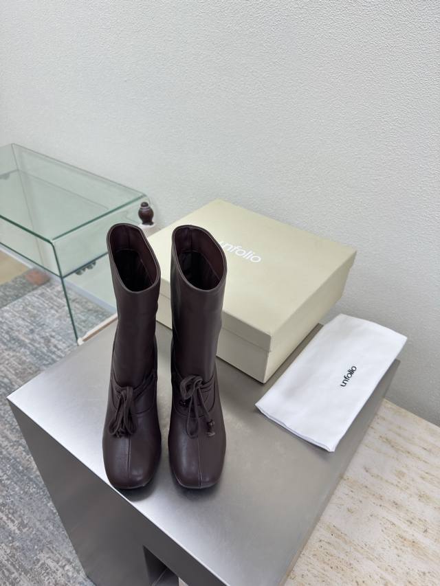 一脚蹬 中跟 易搭配 Unfolio精品 短靴 小众设计师25发布会新款 咖啡色 面料选用 小牛皮设计 内里舒适羊皮里 原版可回收材质收腰流线型橡胶大底 码数