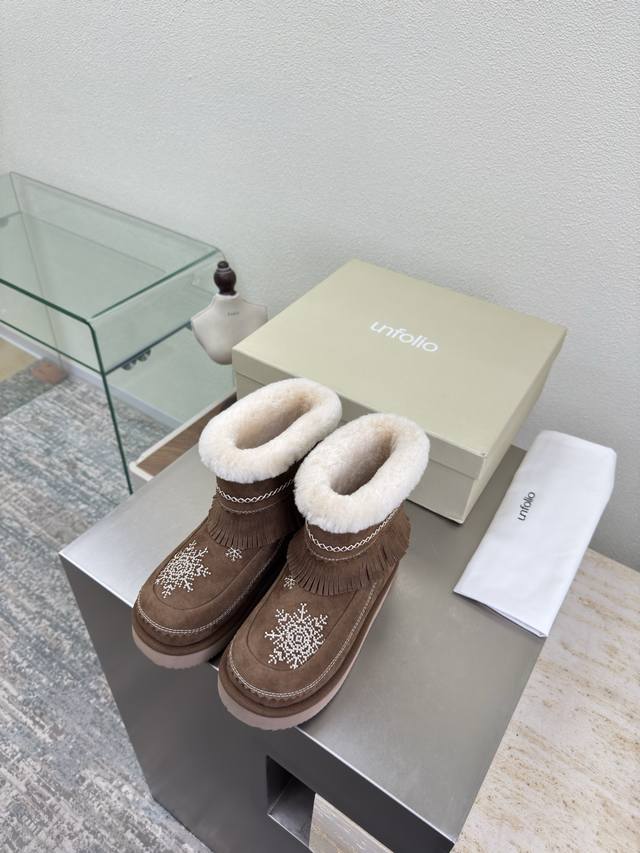 雪地靴 主推款 易搭配 Unfolio精品 高丝光牛反绒皮面 流苏设计 几万针刺绣雪花图案 内里羊毛 小众设计师25发布会新款 咖啡色 面料选用 高丝光牛反绒皮