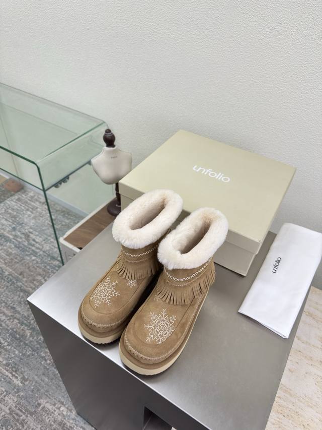 雪地靴 主推款 易搭配 Unfolio精品 高丝光牛反绒皮面 流苏设计 几万针刺绣雪花图案 内里羊毛 小众设计师25发布会新款 浅棕色 面料选用 高丝光牛反绒皮