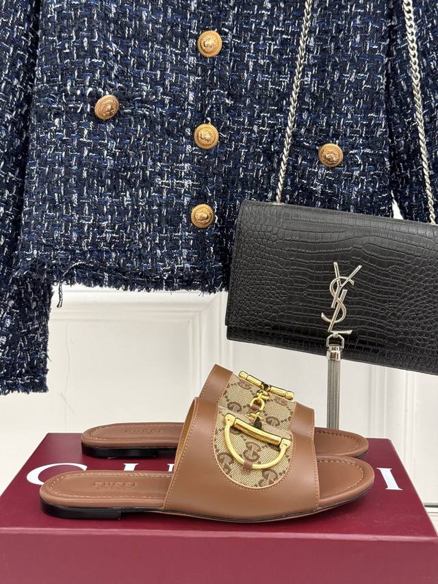 厂价 Gucci 古驰经典老花马衔扣拖鞋 夏天最值得入手的单品 自带高级气场的凉鞋 搭配裙装裤装率性洒脱 日常度假都是必不可少！ 鞋面采用原版定制材质 内里垫脚