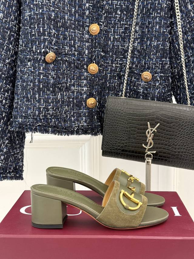 厂价 Gucci 古驰经典老花马衔扣 粗跟拖鞋 夏天最值得入手的单品 自带高级气场的凉鞋 搭配裙装裤装率性洒脱 日常度假都是必不可少！ 鞋面采用原版定制材质 内