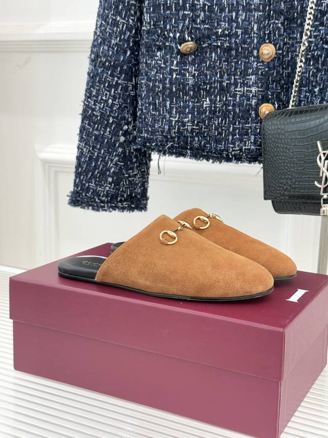 厂价 Gucci 古驰25Wf新品老花马衔扣半拖 一脚蹬的自在 被G家马衔扣半拖轻松拿捏。 标志性马衔扣搭配老花Gg图 是点睛之笔 让简约拖鞋瞬间充满品牌格调