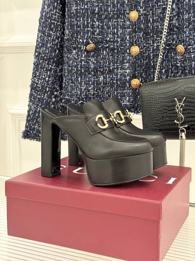 厂价 Gucci 古驰25Wf新品防水台马衔扣高跟拖鞋 承袭品牌马术本源的传奇印记 标志性马衔扣以浅金色调闪耀鞋面 如同一枚时光勋章 诉说着G家的百年风尚。 高