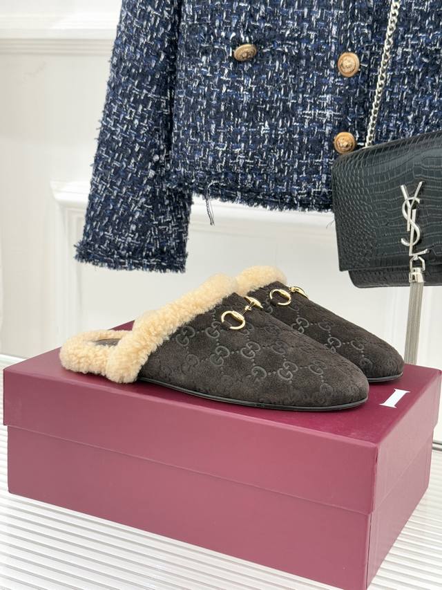 厂价 Gucci 古驰25Wf新品马衔扣 压花包头半拖毛拖 经典马衔扣压花烙刻品牌基因 进口柔软羊羔毛感裹住脚踝 包头半拖设计自在无拘 踩出慵懒贵气 高级感满满