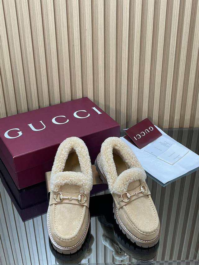 女款 2025早秋焕新最新Gucci马衔扣厚底低帮毛毛鞋美利奴羊毛乐福鞋跑量特惠福利价 不议价！ 各地专柜纷纷卖断货的一款 厚底单鞋最近都很火爆！就是因为好显瘦