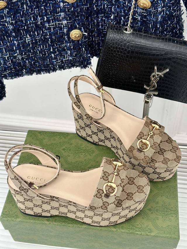 厂价 Gucc*春夏新品走秀 马衔扣老花厚底凉鞋 G家在体现高级感这块 总让人大写的服气 看起来蛮简单的款式 但上脚就莫名很高阶 非常性感 让你轻松搭配尽显各种