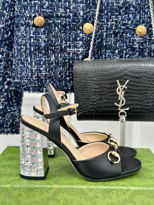 厂价 Gucci 万年经典款马衔扣时尚 水晶跟凉鞋系列 原版开发，欢迎 超好穿的百搭系列！ 鞋面采用进口小牛漆皮 内里踮脚均为羊皮 意大利进口真皮鞋底 跟高：9