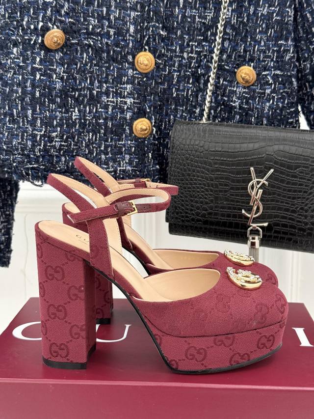 厂价 Gucc* 经典春夏走秀水钻双G 恨天高防水台高跟凉鞋 G家在体现高级感这块 总让人大写的服气 看起来蛮简单的款式 但上脚就莫名很高阶 非常性感 让你轻松