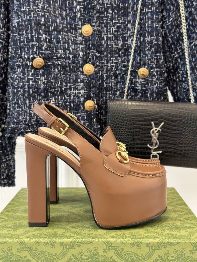 厂价 Gucc* 经典春夏走秀马衔扣 恨天高防水台高跟凉鞋 G家在体现高级感这块 总让人大写的服气 看起来蛮简单的款式 但上脚就莫名很高阶 非常性感 让你轻松搭