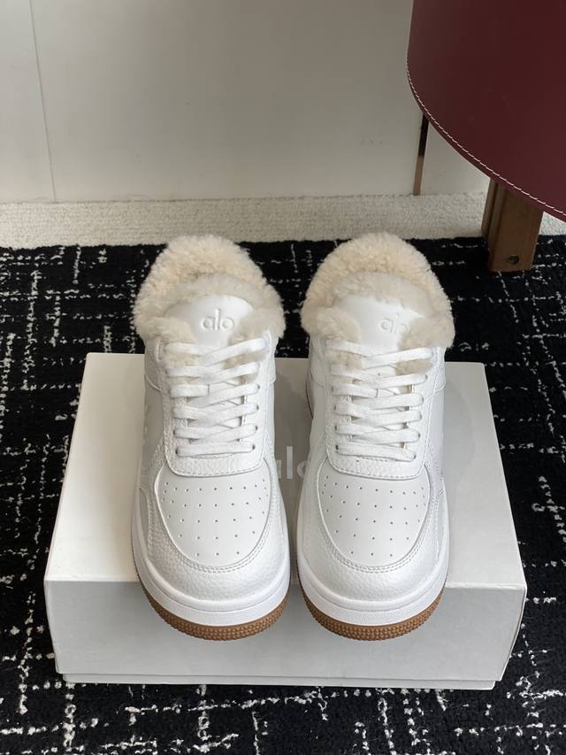 顶级品质 Alo 秋冬新款｜拼色休闲小白鞋 今年很火的，穿上Ta就是精神的小姐姐♀ 上脚超级好看 皮毛一体妥妥的保暖神器呀！ 鞋面牛皮材质 羊毛内里 鞋底：原版