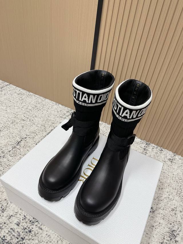 顶级版本： Dior 迪奥新款袜子靴短靴弹力长筒靴 鞋身结合了皮革靴底与针织袜筒，皮革部分挺括有型，针织袜筒则增添柔软弹性，兼具帅气与舒适感。袜筒上方印有醒目的