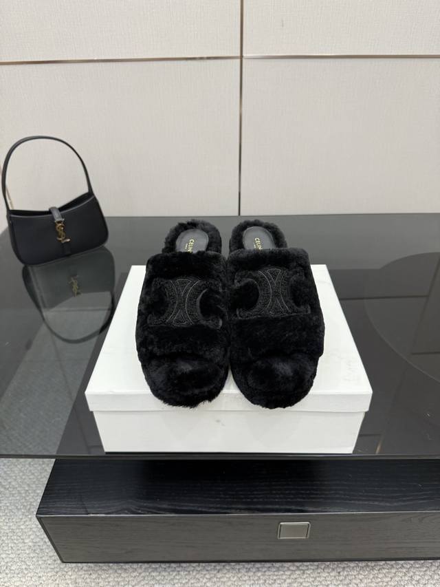 厂价 Celine 塞琳25Wf大凯旋门防水台高跟毛拖 踏入C家毛拖的世界 邂逅一场舒适与奢华的邂逅。 它以独特设计 将品牌经典与时尚前沿巧妙融合。 标志性的大