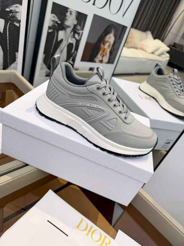 2026Dior迪奥秋冬新品时尚与潮流并存。进口牛皮一比一订制。女：35-41，41定制。男39-45，45定制 面料；牛皮 内里：透气网布 大底：Tpu 出厂