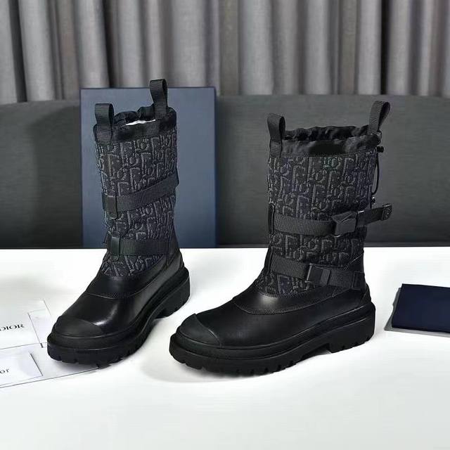 Dior迪奥秋冬新品时尚与潮流并存。进口小牛皮搭配科技刺绣面料，原版一比一订制。35-40 41女可定做 。 面料：进口小牛皮 刺绣面料 内里：真毛里 大底：原