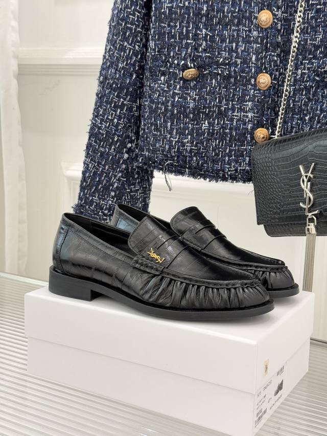 厂价p男鞋 Saint Lauren*圣罗兰2025Ysl小Logo 褶皱情侣款乐福鞋 标志性的小Logo是这双鞋的灵魂所在 以低调而精致的姿态呈现于鞋身之上。