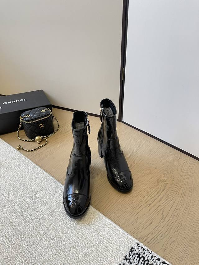 代购级 短靴 * 小香靴子 经典系列 大厂顶级高端品质 ：35、36、37、38、39、 34 40 41 42 需要定做跟客服 沟通