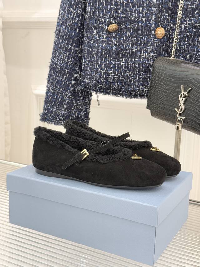 顶版 下单注明：原版飞机盒10 prada 普拉达25Wf新品复古三角标 玛丽珍毛毛鞋 以本能拥抱温暖 用经典对话摩登。 将 亲密感与复古魂 织入冬日步履。 标