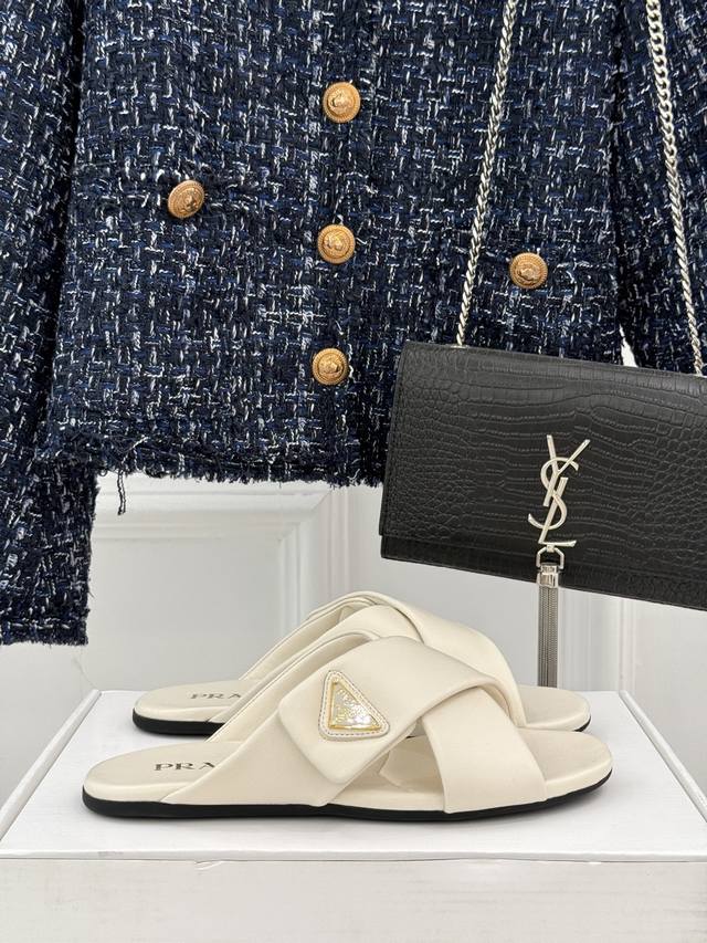 厂价 加飞机盒10 prada 普拉达经典春夏新品 三角标交叉拖鞋 夏天最值得入手的简约单品 自带高级气场的拖鞋 也非常容易驾驭非常舒适好穿！ Go 材质： 鞋