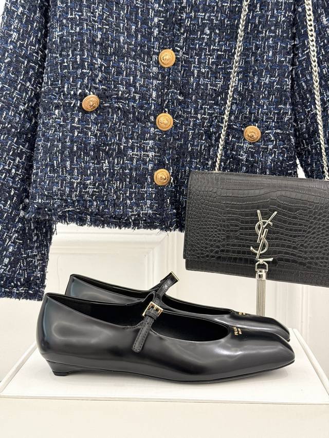 下单注明：原版飞机盒10 顶板 prada 普拉达25Ss新品 字母猪鼻子玛丽珍鞋 简约主义风格 简单高级 字母Logo点缀 轻松Get时髦气息 面料原版定制材