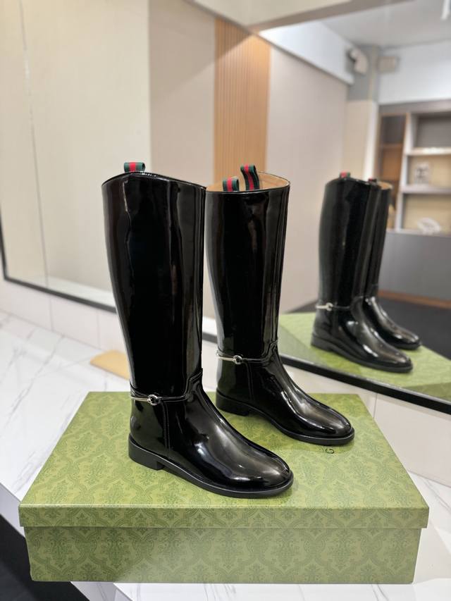 出厂价pp： 新款骑士靴 秋冬王炸款 Guuci 顶级版本！原版开发 可做无标 绒里定做 鞋面：迳口牛皮，开边珠牛皮 内里：牛皮里 牛皮垫 大底：原版真皮注塑大