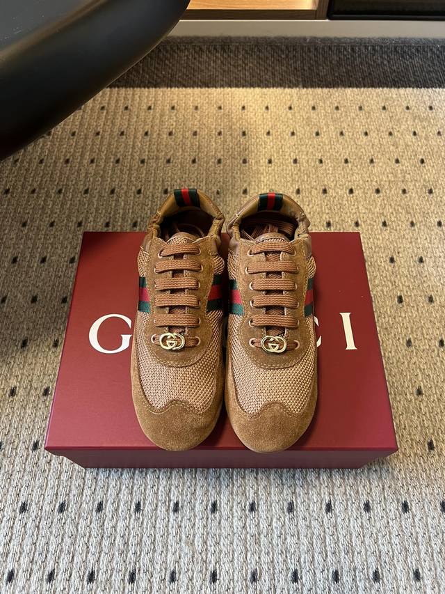 顶级品质 Gucc* 25Ss复古运动鞋系列 鞋身融合网眼布+麂皮材质，轻盈透气且质感高级；侧边标志性的红绿织带与鞋舌处的织带细节，强化品牌辨识度。鞋头金属双G