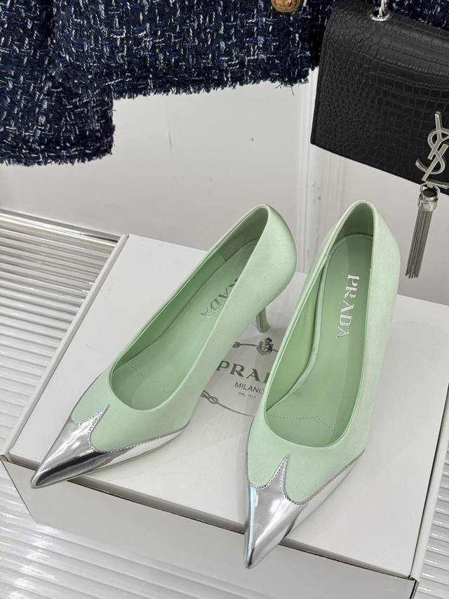 下单注明：原版飞机盒10 顶版 prada 普拉达25Wf新品 尖头高跟鞋 普拉达女王专属 名媛望族必备单品！ 面料采用原版定制材质 内里踮脚均为羊皮 意大利进