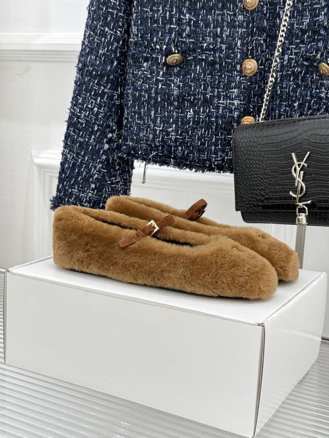 顶版 下单注明：原版飞机盒10 prada 普拉达25Wf新品三角标玛丽珍毛毛鞋 一眼就被p家三角标玛丽珍毛毛鞋拿捏住 把法式优雅与意式奢华盛装进行到底！ 鞋身