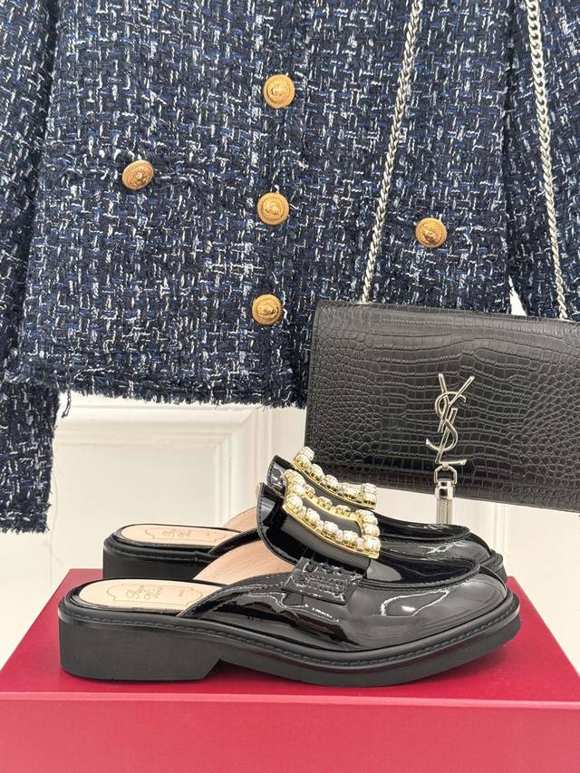 厂价 Roger Vivie*Rv经典方扣乐福鞋 虽说属于比较常见的乐福版型 但这款通过方扣水晶点缀 气场决然不同 从鞋型到皮质到钻扣 完美的无可挑剔 鞋面采用