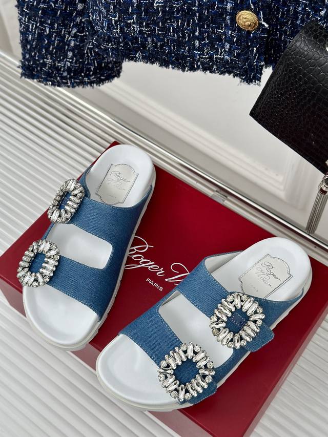 厂价 Roger Vivier Rv双钻扣拖鞋 夏日淡淡 一双好穿的拖鞋太重要了 中性潇洒的勃肯鞋型 一试就爱上 侧面方钻扣好闪 直男老爸看都了夸 拍照的是真丝