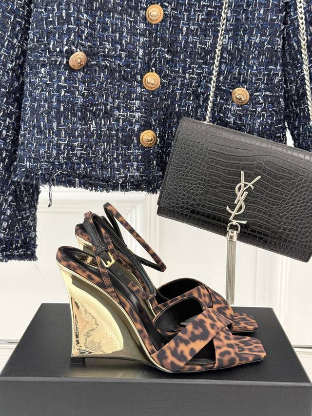 顶版 Saint Lauren*Ysl圣罗兰经典春夏 尖头交叉带坡跟凉鞋 Ysl自带美艳滤镜的高跟鞋 精致坡跟设计 拉长腿型 缎面的材质很特别 无敌显脚白 非常