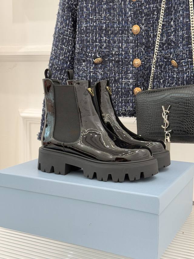 厂价 prada 普拉达经典三角标厚底切尔西短靴 鞋身点睛的珐琅金属三角标 自1913承载着品牌的匠心与革新精神 低调镌刻 prada Milano 的底蕴。