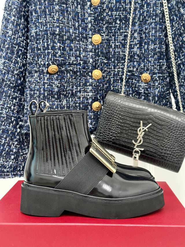 厂价 Roger Vivier｜Rv经典秋冬水钻方扣厚底短靴 无钻的低调耐看 带钻版真的是两个字！惊！艳！闪瞎我的眼～特别是穿衣偏爱简单款的妹子们，配一双闪闪的